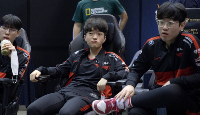 包含CLG翻盘SHR，Keria关键团战开团秒人激烈交锋淘汰赛，留下经典瞬间的词条