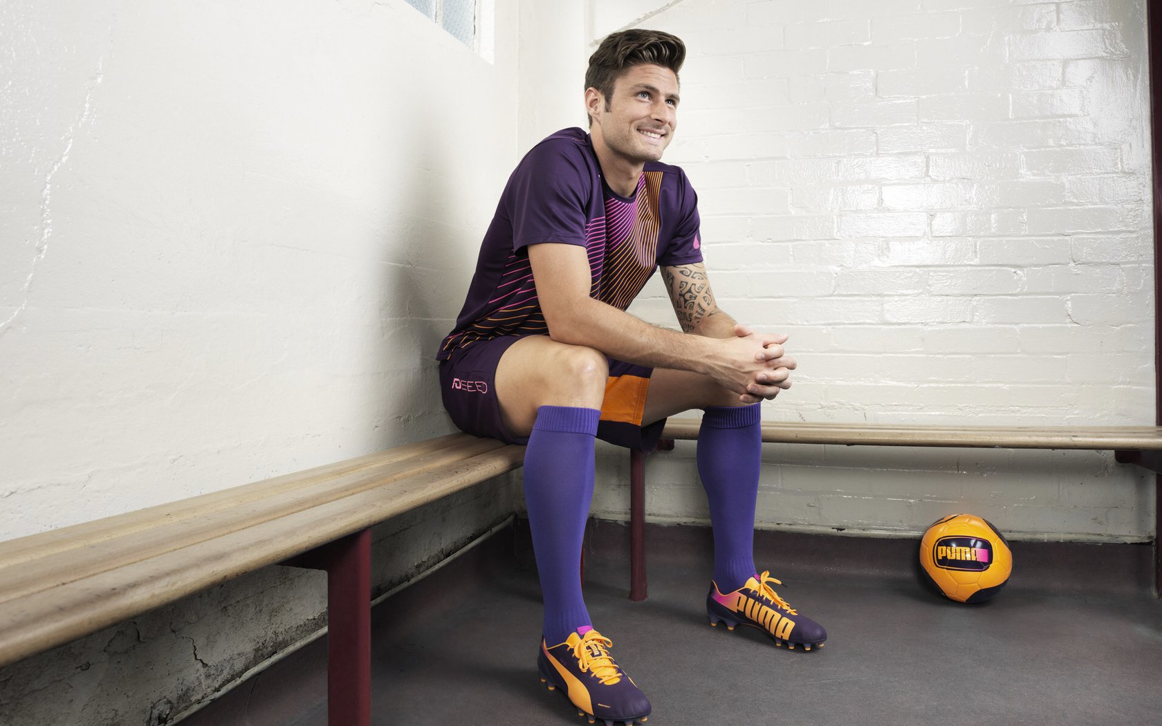 绿茵场上的非对称战争，巴斯托尼的稳定与塞维利亚的战术压制